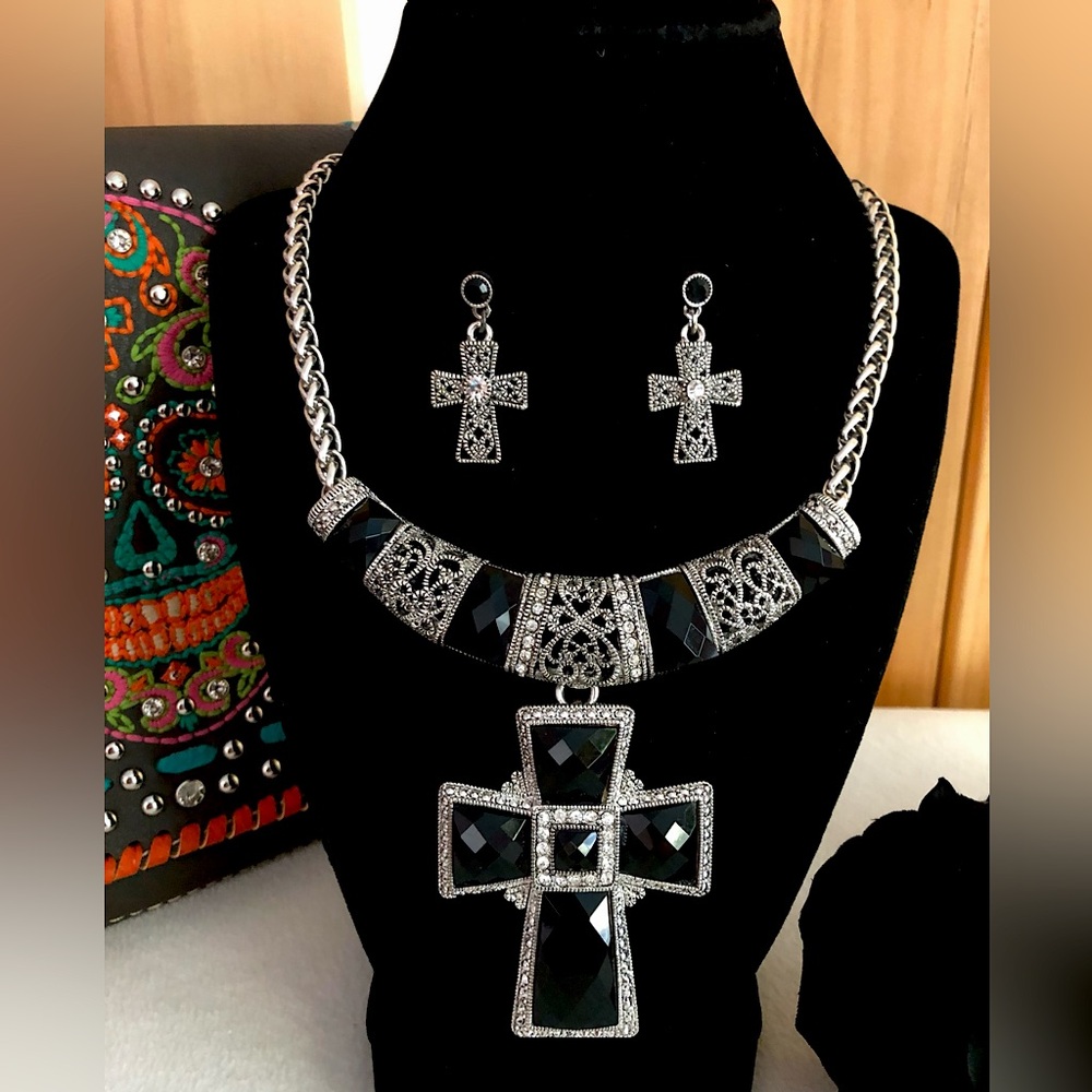 ⛓️🖤NWT Gothic Black Cross Necklace & Earrings